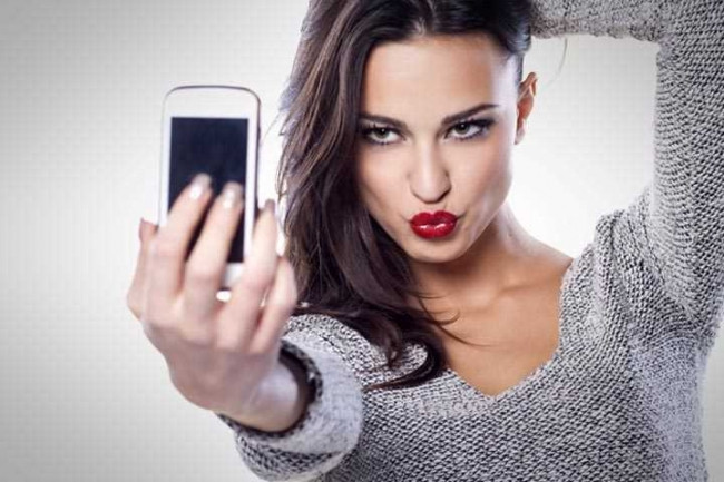 Selfie çekmek yaşlandırıyor