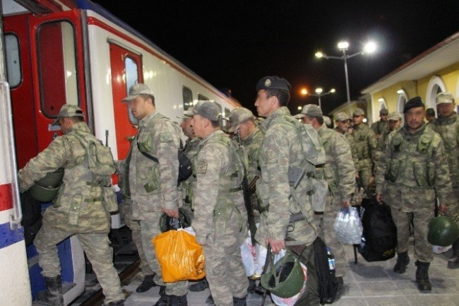 35 vagon askeri araç ve asker sınıra gönderildi