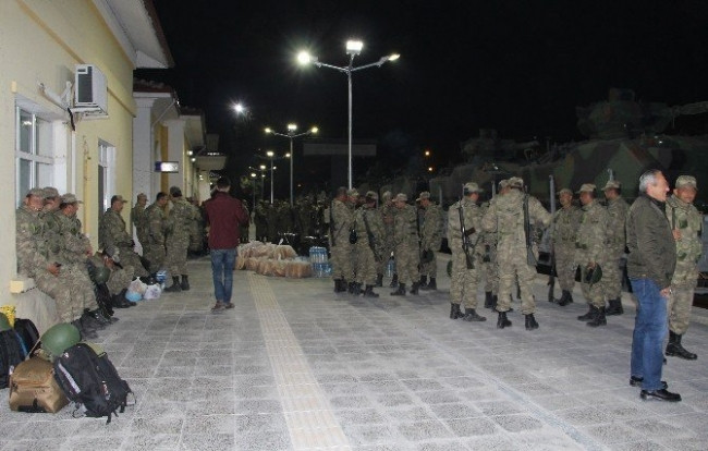 35 vagon askeri araç ve asker sınıra gönderildi