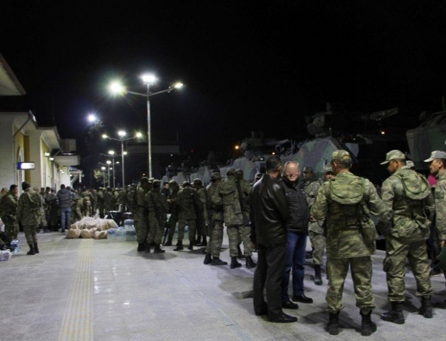 35 vagon askeri araç ve asker sınıra gönderildi