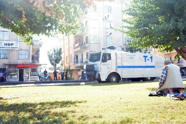 Ne polise ne de protestoculara aldırmadı, namazını bozmadı