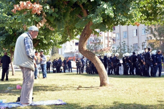 Ne polise ne de protestoculara aldırmadı, namazını bozmadı