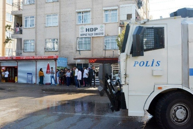 Ne polise ne de protestoculara aldırmadı, namazını bozmadı