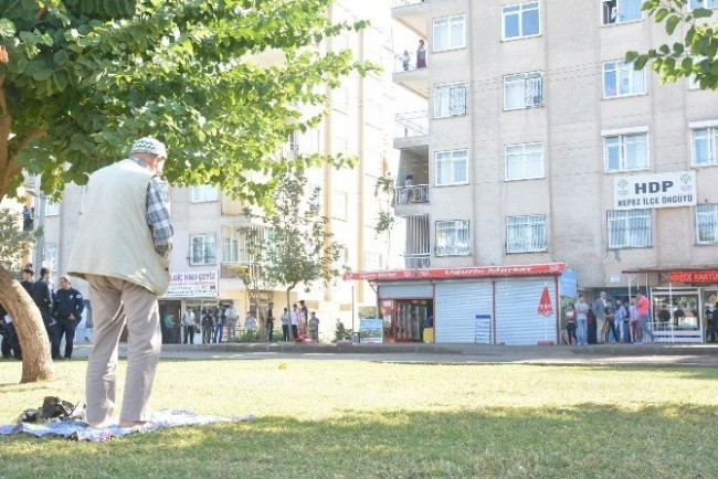 Ne polise ne de protestoculara aldırmadı, namazını bozmadı
