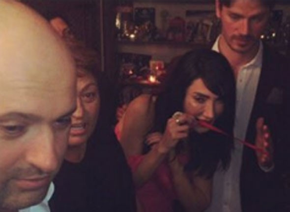Hande Yener ve Cem Şenol nişanlandı