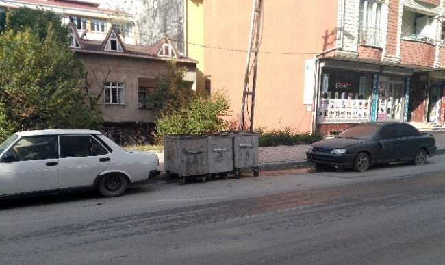 Yeni doğan bebeğini çöpe attı