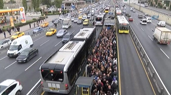 Merter metrobüs durağında görülmemiş yoğunluk !