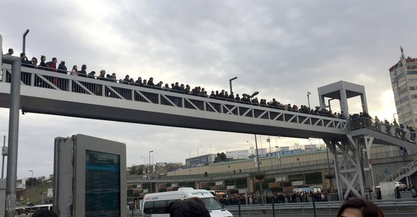 Merter metrobüs durağında görülmemiş yoğunluk !