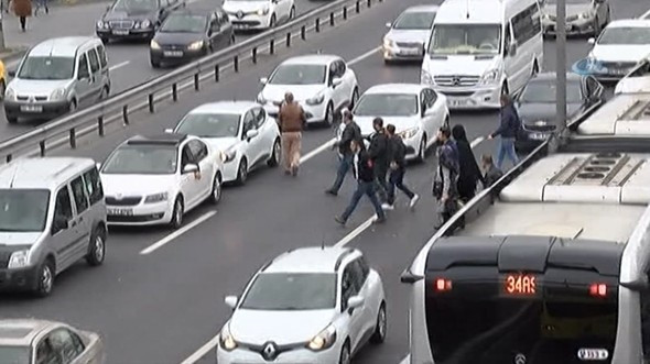 Merter metrobüs durağında görülmemiş yoğunluk !