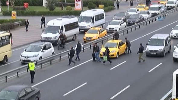 Merter metrobüs durağında görülmemiş yoğunluk !