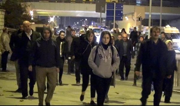 İstanbul'da gece karanlığında iş başı