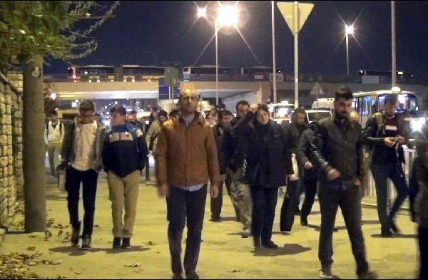 İstanbul'da gece karanlığında iş başı