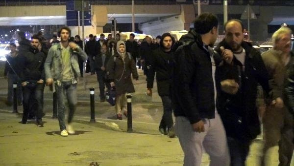 İstanbul'da gece karanlığında iş başı