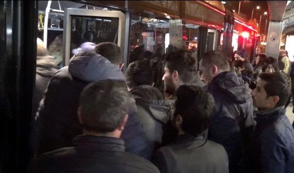 İstanbul'da gece karanlığında iş başı