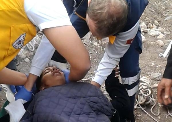 Kuyuya düşen kızı itfaiye kurtardı