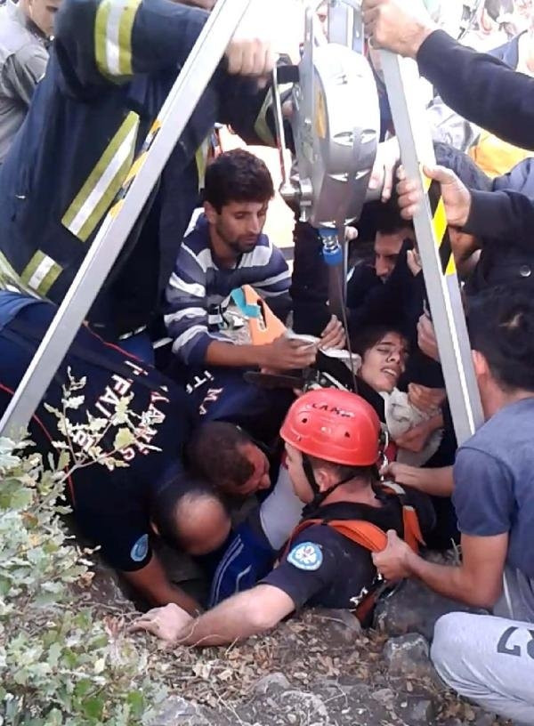 Kuyuya düşen kızı itfaiye kurtardı