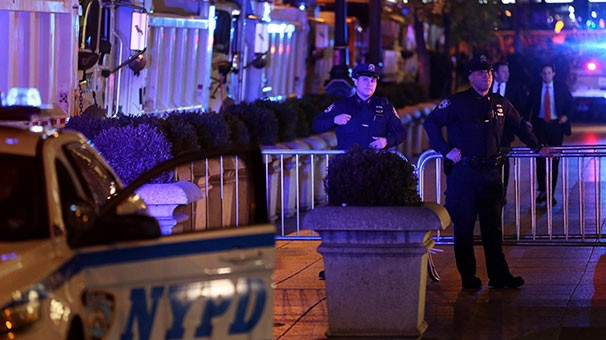 Trump'a kum yüklü kamyonlarla güvenlik önlemi