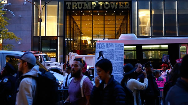 Trump'a kum yüklü kamyonlarla güvenlik önlemi