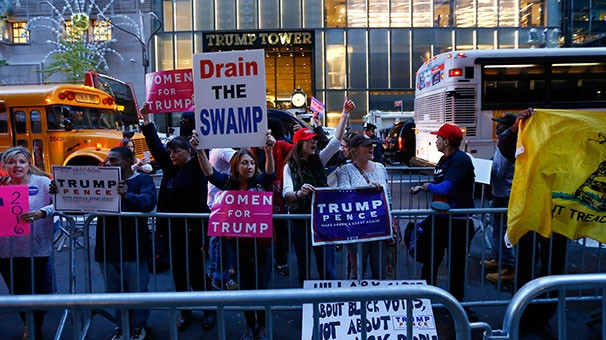 Trump'a kum yüklü kamyonlarla güvenlik önlemi