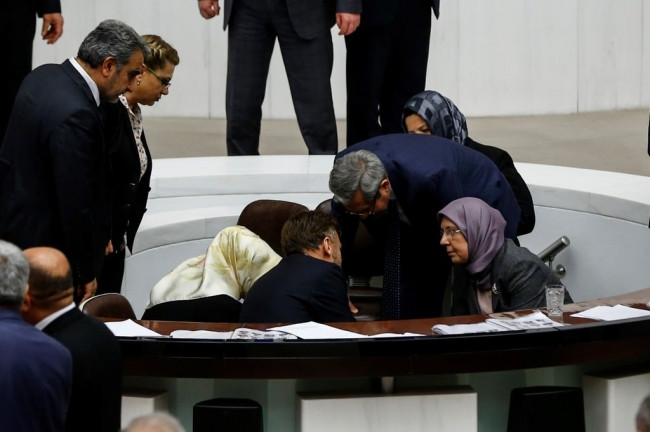 Meclis'te stenograf bayıldı.