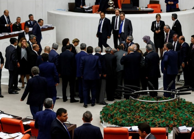 Meclis'te stenograf bayıldı.
