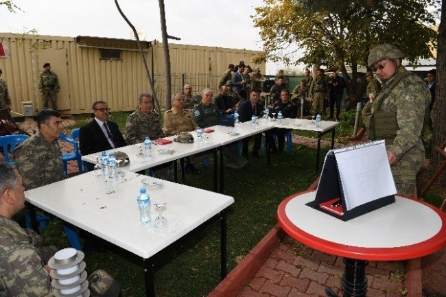 Org. Hulusi Akar Silopi'deki birlikleri ziyaret etti