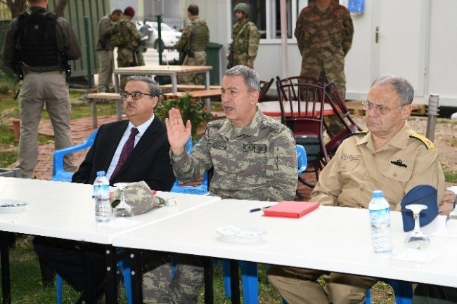 Org. Hulusi Akar Silopi'deki birlikleri ziyaret etti