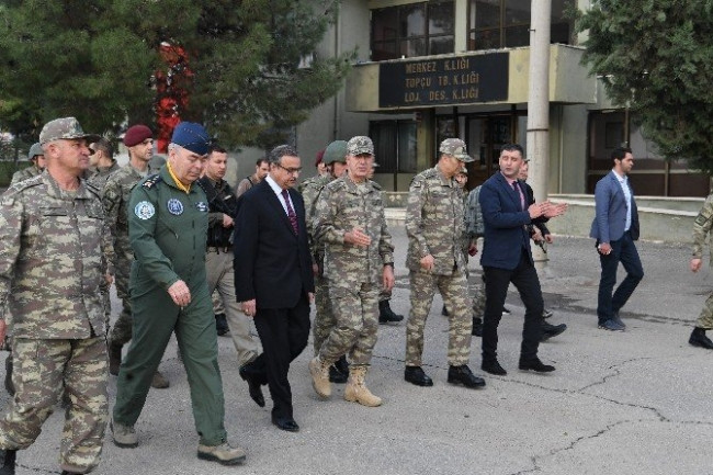 Org. Hulusi Akar Silopi'deki birlikleri ziyaret etti
