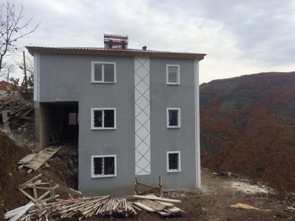 Şehidin ailesine 3 katlı ev yapıldı