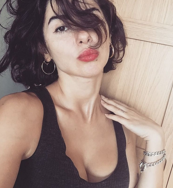 Nesrin Cavadzade’nin dekoltesi olay oldu