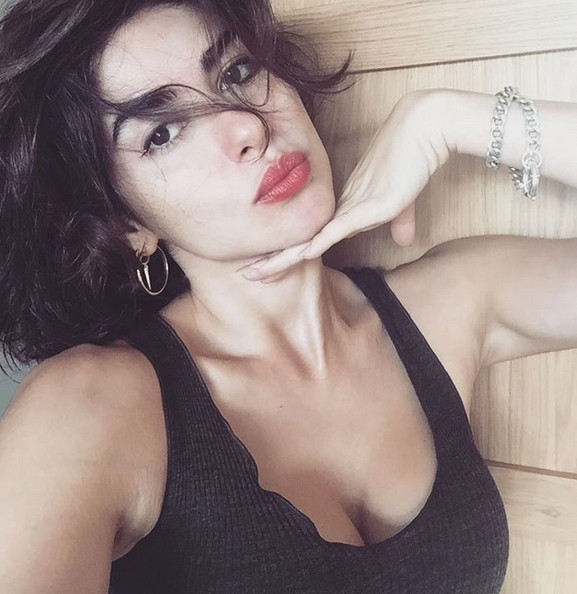 Nesrin Cavadzade’nin dekoltesi olay oldu