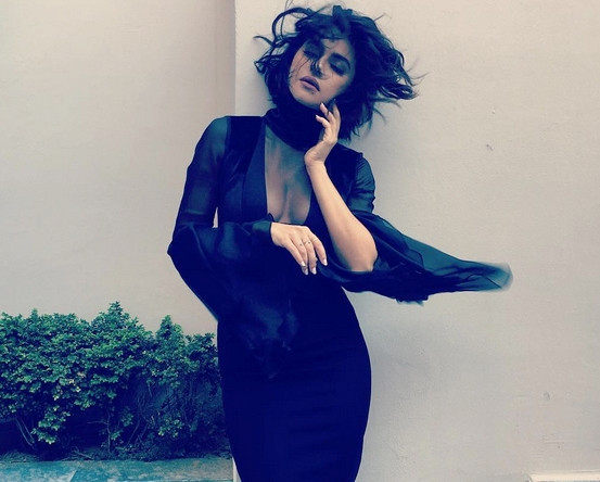 Nesrin Cavadzade’nin dekoltesi olay oldu