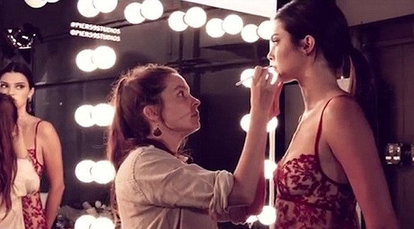 Kendall Jenner nefes kesti!