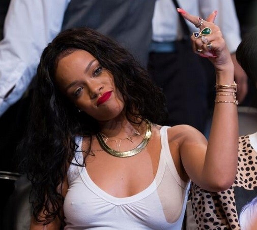 Rihanna iç çamaşırsız görüntülendi