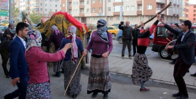 Kadın kıyafetli erkekler polisi alarma geçirdi