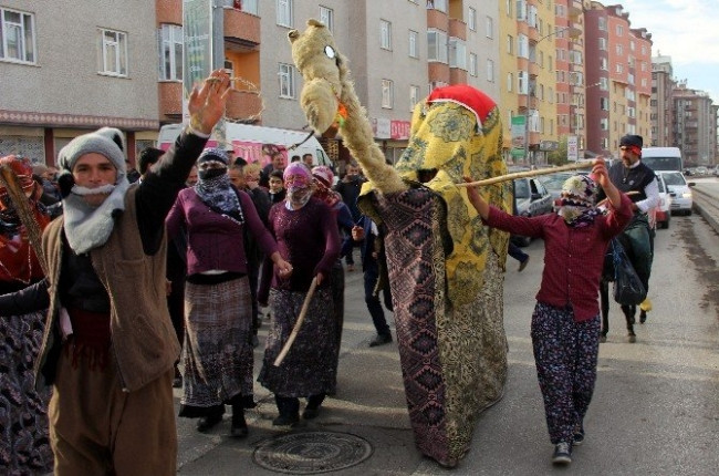 Kadın kıyafetli erkekler polisi alarma geçirdi