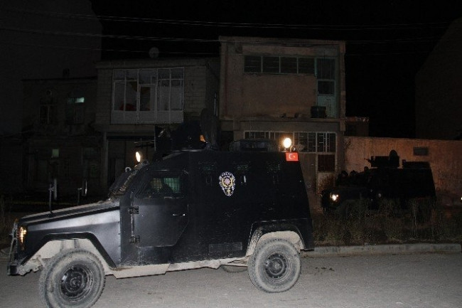 AK Parti ilçe binasına bombalı saldırı