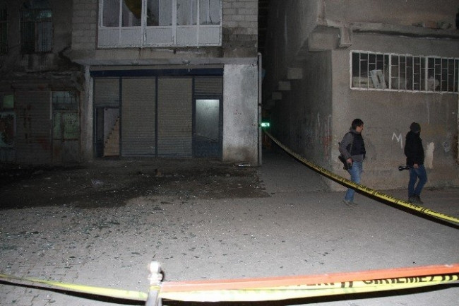 AK Parti ilçe binasına bombalı saldırı
