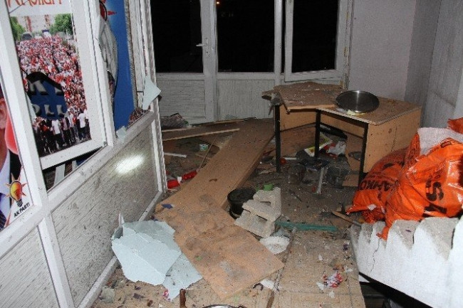 AK Parti ilçe binasına bombalı saldırı