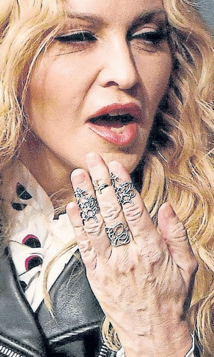 Madonna'nın elleri yaşını ele verdi