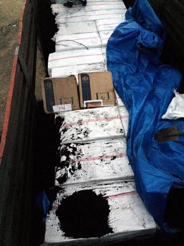 Kömürlerin altından binlerce kaçak sigara çıktı