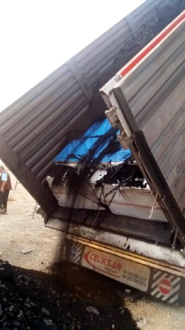 Kömürlerin altından binlerce kaçak sigara çıktı