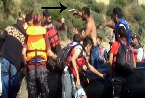 Mültecilerin başlarına silah dayadılar