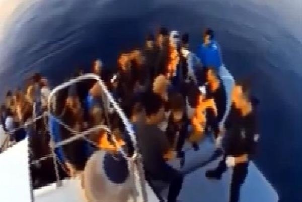 Mültecilerin başlarına silah dayadılar