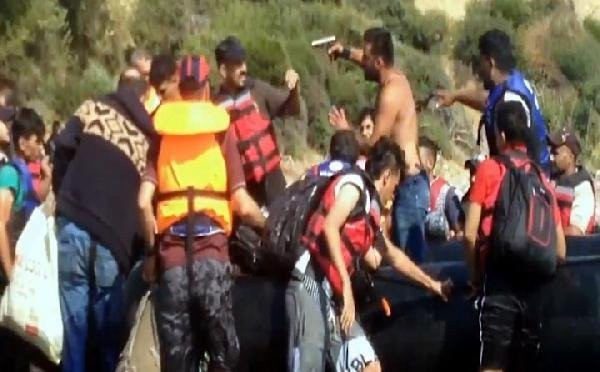 Mültecilerin başlarına silah dayadılar