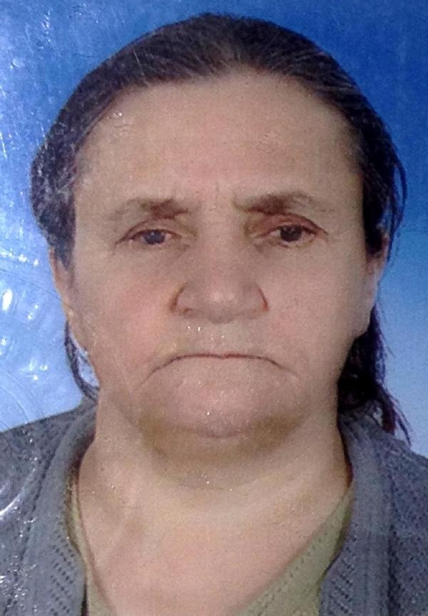 Annesinin başından ayrılmadı