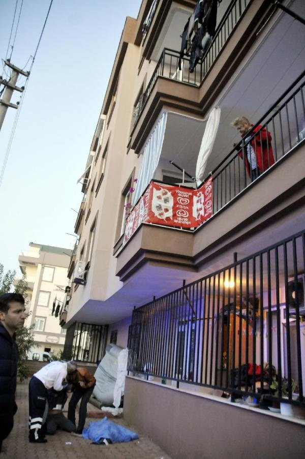 Annesinin başından ayrılmadı