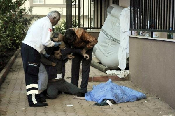 Annesinin başından ayrılmadı