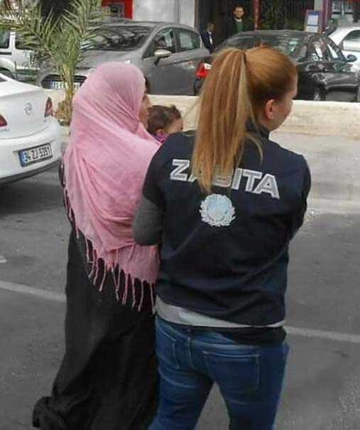 Oyuncak bebekli dilenciler