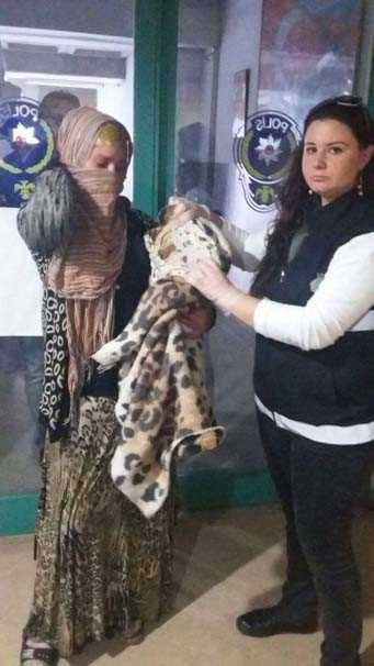 Oyuncak bebekli dilenciler